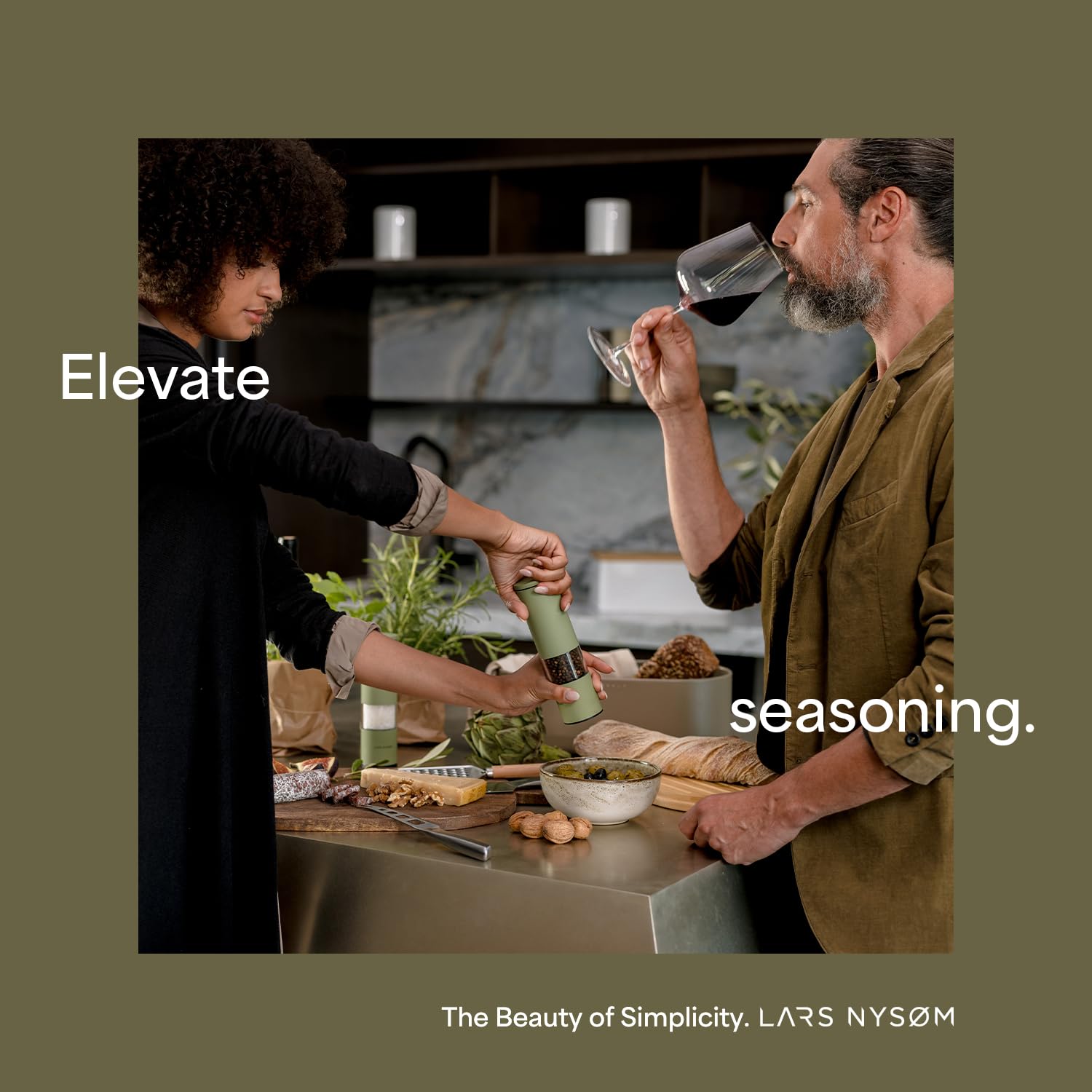 LARS NYSØM Salz und Pfeffermühle Set Manuell mit einstellbarem Keramikmahlwerk I Edelstahl Pfeffermühle und Salzmühle I Design Gewürzmühlen Set (2 Stück) (Carbon Black)