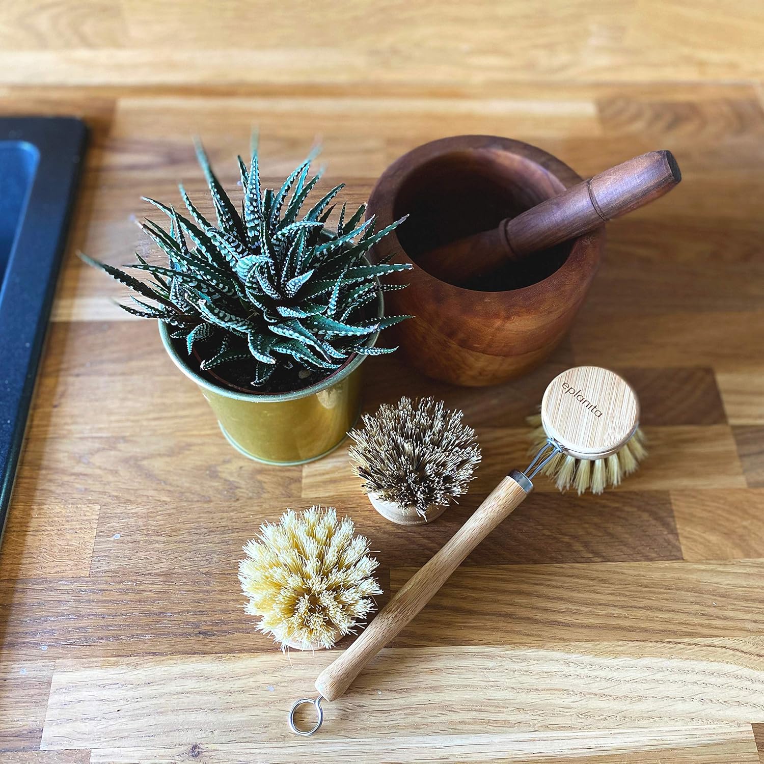 EPLANITA ® Bambus Spülbürste mit 3 Ersatzköpfen, Naturfaserborsten, kompostierbarer Schwamm inklusive, plastikfreie Reinigung für Ihre Küche